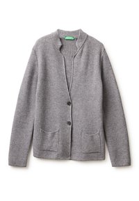 Cárdigan gris de punto con cuello de chal, dos bolsillos frontales y dos botones. Patrón texturizado con una tela suave y transpirable.