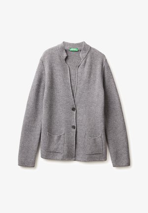 Grau gestrickte Strickjacke mit Schalkragen, zwei Fronttaschen und zwei Knöpfen. Strukturmuster aus einem weichen, atmungsaktiven Stoff.