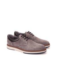 Chaussures en daim gris avec un bord en cuir lisse, bout rond, lacets plats et semelle en caoutchouc contrastante avec un bord marron.
