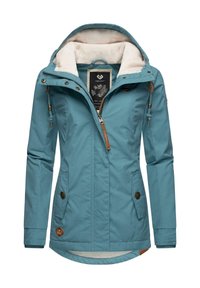 Veste imperméable bleu sarcelle avec intérieur en peluche crème, capuche réglable, fermeture éclair avant et poches à boutons-pression. Tissu texturé avec accents en cuir.