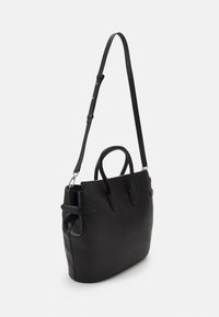 Černá kožená kabelka s dvojitými vrchními uchy a nastavitelným ramenním páskem. Hladký povrch, strukturovaný design a žádné viditelné příslušenství.