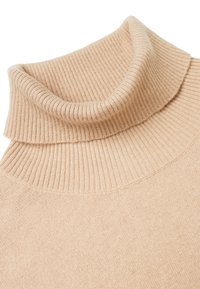 Collo a dolce vita in maglia a coste beige su un morbido tessuto di maglione a trama, ripiegato verso l'esterno nella parte superiore.