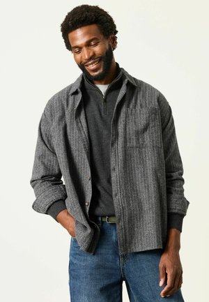 FatFace, TALL FIT - LONG SLEEVE RELAXED FIT HERRINGBONE STRIPE BRUSHED SHIRT - Shirt - charcoal grey