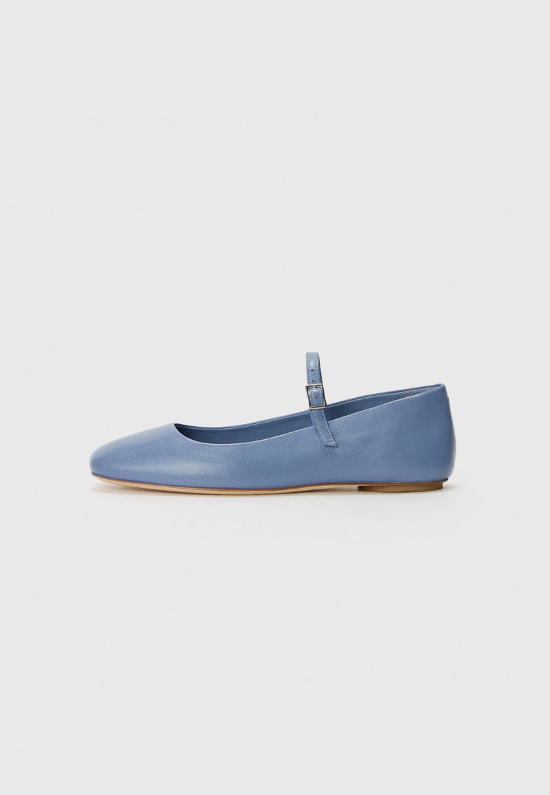 Sapatilhas de balé em couro azul com bico redondo, uma única tira ajustável e um salto baixo. Textura suave e design simples.