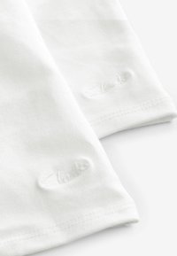 Weißer Baumwollstoff mit strukturiertem Finish, mit einem geprägten "Clarks"-Logo am Saum. Einfaches Design mit klaren Kanten.