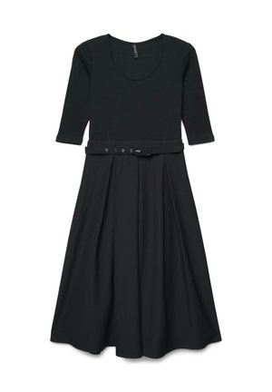 Robe midi noire avec manches mi-longues, encolure en scoop, taille cintrée avec une ceinture assortie, et jupe évasée.