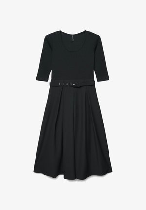 Robe midi noire avec manches mi-longues, encolure en scoop, taille cintrée avec une ceinture assortie, et jupe évasée.