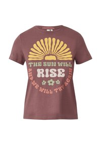 T-shirt en coton bordeaux avec un motif de soleil jaune et le texte : "LE SOLEIL SE LEVERA ET NOUS ESSAYERONS ENCORE" en orange et vert, avec des accents floraux.