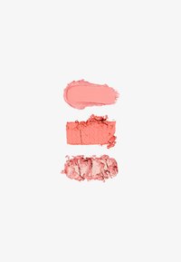 Tres tonos de productos cosméticos en rosa dispuestos verticalmente: una crema suave, un polvo compacto con un patrón, y un polvo suelto con una textura desmenuzada.