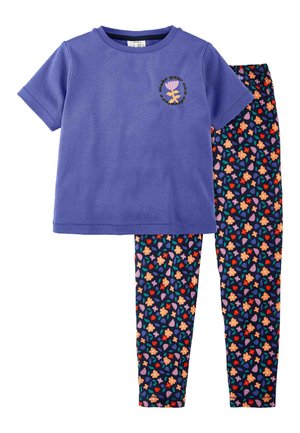 Lila T-Shirt mit kurzen Ärmeln, das ein Blumenmotiv und einen Text zeigt, kombiniert mit navyblauen Leggings, die ein mehrfarbiges Blumenmuster und Herzakzente aufweisen.