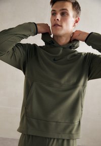 Nike Performance - Hoodie - medium olive/black Miniatuurafbeelding 1