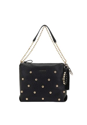 Borsa nera in pelle con finitura testurizzata, borchie dorate e tracolla a catena. Presenta un dettaglio con nappina e il logo del marchio.