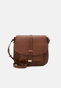 Sac en cuir brun en bandoulière avec une fermeture à rabat, des sangles avant doubles, des accents dorés et une sangle réglable. Texture lisse et forme classique.