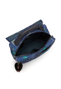 Sac à épaule à motif bleu avec une fermeture éclair ouverte, doté d'un intérieur doux, d'une poignée en tissu et d'un accent porte-clés en fourrure.