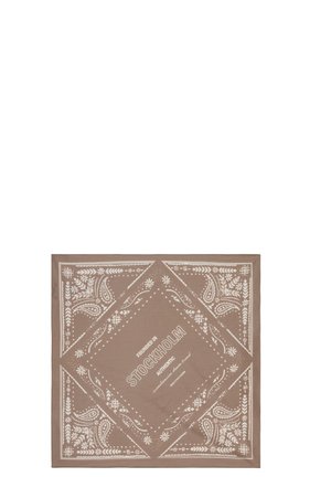 Braunes quadratisches Bandana mit weißen Paisley- und Blumenmustern und dem Text "Founded in Stockholm Authentic Scandinavian leisure brand."