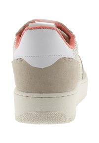 Sneaker con tomaia in rete bianca, tacco in suede beige e dettagli in corallo. Forma arrotondata con suola in gomma testurizzata e colletto imbottito.