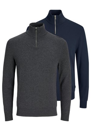 To mænds langærmede uldsweatre med halvlyn; den ene mørkegrå foran, den anden navyblå bagved.