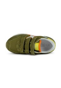 Zapatillas de ante verde con paneles de malla, tres correas de Velcro y acentos naranjas. Presentan una suela blanca y gris con forro interior texturizado.