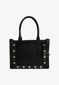 Bolso de mano de cuero negro con asas redondeadas, superficie texturizada y tachuelas decorativas plateadas a lo largo del lado. Incluye una correa ajustable.