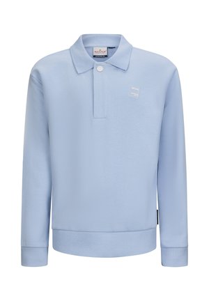 Polo bleu clair à manches longues avec poignets et ourlet côtelés, un bouton blanc près du col, et un petit patch logo sur la poitrine.