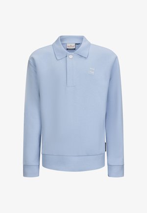Lyseblå langærmet poloshirt med ribstrikkede manchetter og kant, én hvid knap nær kraven og et lille logo-patch foran på brystet.