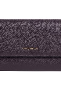 Fioletowy skórzany portfel o teksturowanym wykończeniu, złotym wytłoczonym logo oraz eleganckim, minimalistycznym designie.