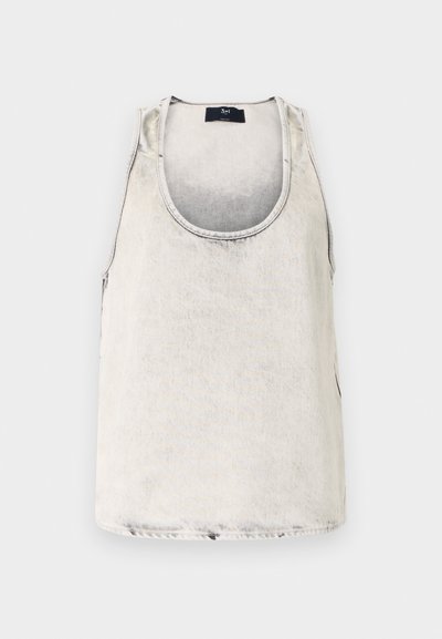 Bombažna majica brez rokavov v bledi beli barvi z okroglo izrezom in stranskimi šivi. Ima subtilno teksturo in majhno oznako blagovne znamke pri izrezu.