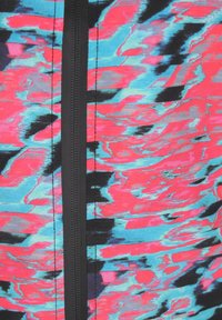 Țesătură colorată cu modele abstracte în nuanțe de roz, albastru și negru. Include un fermoar central cu un trim negru și detalii vizibile de cusătură.