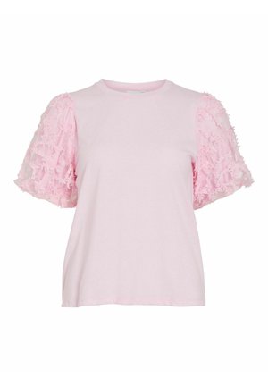 Haut rose clair à manches courtes avec col rond et manches bouffantes transparentes décorées d'applications florales texturées.