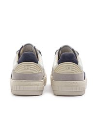 Ljusfärgade sneakers med en slät läderöverdel, mockadetaljer i marinblått och grått, samt en texturerad gummisula med präglad logga.