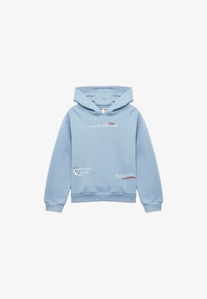 Sudadera con capucha de color azul claro, hecha de algodón, que presenta gráficos de texto: "Cada día un nuevo look", "1985", "Ponte en estilo" y "Elegante".