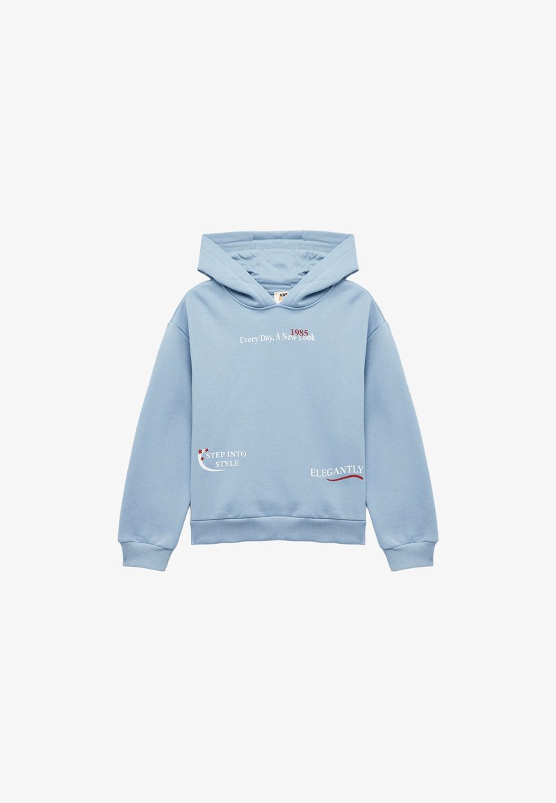 Felpa con cappuccio celeste chiaro in cotone, caratterizzata da grafiche testuali: "Ogni Giorno Un Nuovo Look," "1985," "Passaallo Stile," e "Elegantemente."