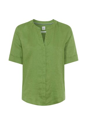 Groene linnen blouse met korte mouwen, een ronde gespleten halslijn en omgeslagen mouwen, gepresenteerd op een witte achtergrond.