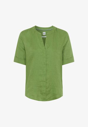 Groene linnen blouse met korte mouwen, een ronde gespleten halslijn en omgeslagen mouwen, gepresenteerd op een witte achtergrond.