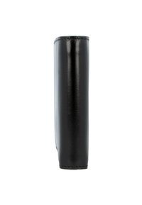 Portafoglio in pelle nera con forma rettangolare elegante, texture liscia e cuciture visibili lungo i bordi. Nessun hardware o elementi decorativi.