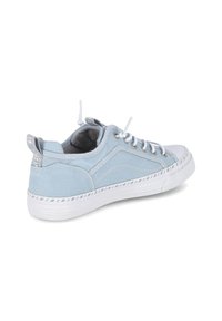 Helle blaue Leinen-Sneaker mit weißer Gummisohle, runder Zehenpartie und flachen Schnürsenkeln. Mit kontrastierenden Nähten und einer Hinterziehhilfe.