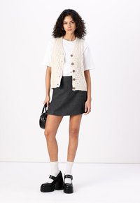 BDG Urban Outfitters BUTTON CABLE  - Mellény - cream