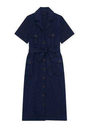 Vestido camiseros azul marino con mangas cortas, botones frontales, cinturón en la cintura, dos bolsillos en el pecho y detalles en botones marrones. Tejido texturizado.