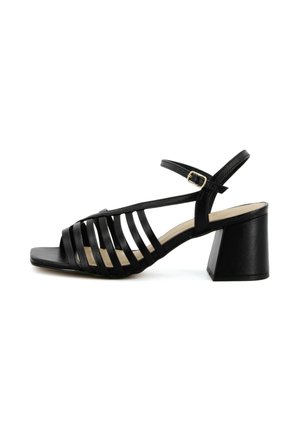 Sandaletto aperto in pelle nera con più cinturini, fibbia alla caviglia e tacco a blocco di altezza media, vista laterale su sfondo bianco.