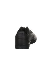 Zapatillas Nike negras con parte superior de cuero liso, cuello acolchado y suela texturizada. La marca está estampada en el talón.