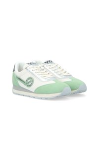 Sneaker leggere con una tomaia in rete bianca, dettagli in suede verde, elementi in metallo argentato e una linguetta a fantasia in bianco e nero.