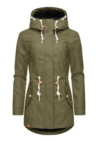 Giacca impermeabile verde oliva con cappuccio, corde regolabili e tasche frontali. Presenta dettagli in corda bianca e un morbido rivestimento interno.