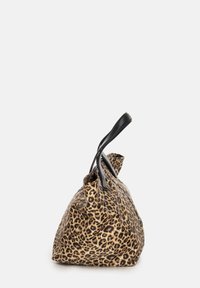 Borsa a tracolla con stampa leopardata e manici in pelle nera, caratterizzata da un tessuto morbido e testurizzato e da una forma angolare e triangolare.
