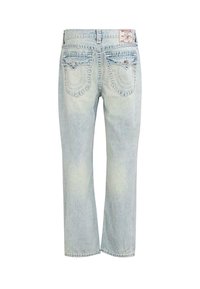Jeans de mezclilla azul claro con corte recto, bolsillos traseros con detalles de costura y una etiqueta de marca en la cintura.