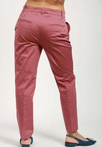 Rosa skräddarsydda byxor med slim fit, med två bakfickor, slät textur och en ren finish. Matchas med blå platta sandaler.