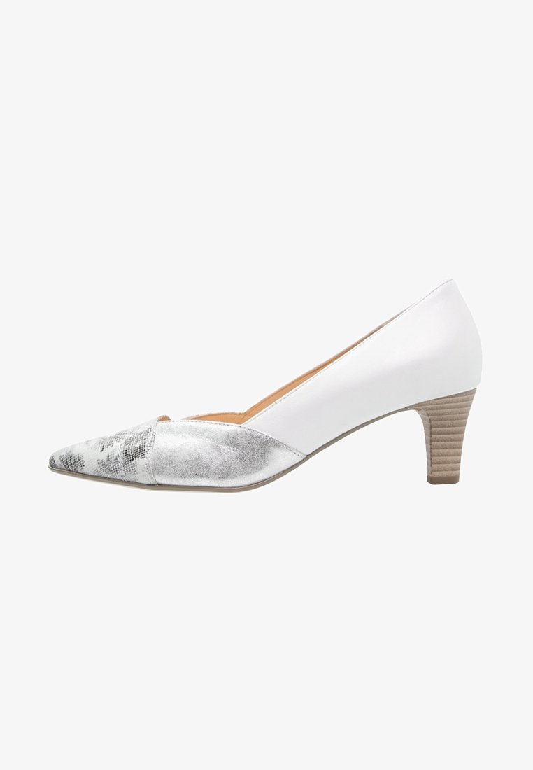 Escarpin blanc à talon moyen avec bout pointu, présentant des accents argentés et imprimé serpent, avec un talon en bois empilé.