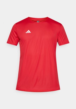 Červené atletické tričko z hladké, lehké látky. M�á kulatý výstřih a krátké rukávy. Na levé horní straně je bílá značka Adidas.