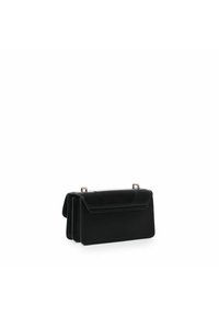 Bolso de mano negro de cuero con un diseño estructurado, que presenta un cierre de solapa, acentos de metal y un acabado texturizado.
