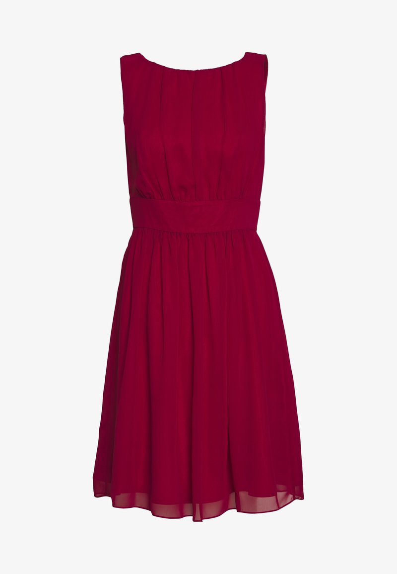 Robe rouge sans manches longueur genou avec corsage plissé et large ceinture, jupe évasée fluide en tissu léger.