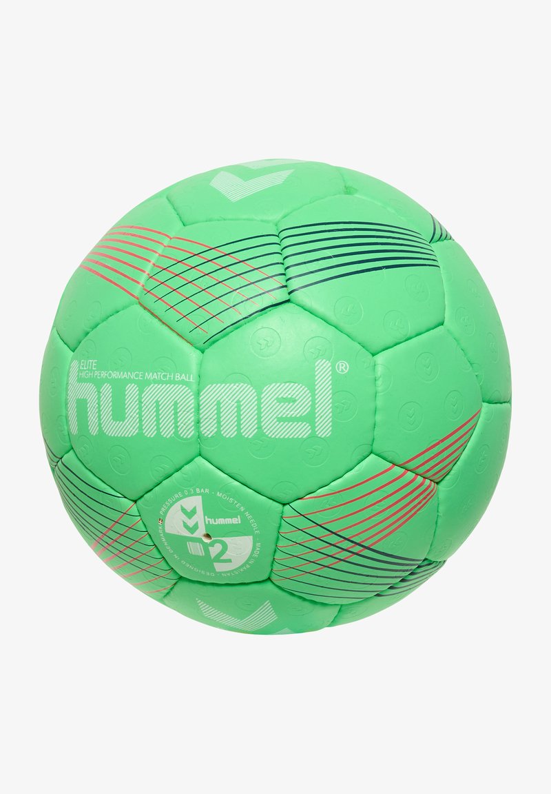 Zielona piłka ręczna z heksagonalnymi panelami, z czerwonymi i niebieskimi paskami. Na widoku widoczne logo "hummel" oraz zawór na dole.